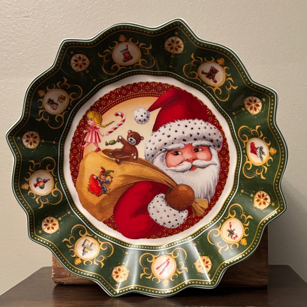 Villeroy and Boch Christmas Santas Toy Fantasy Scalloped large bowl 9.75"